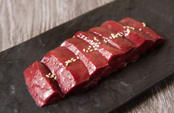 噛み応えのある肉・レバ刺しを味わう | いわきで鮮度抜群の旨い居酒屋・お狩場焼 和ッ！