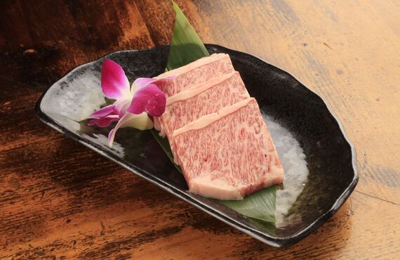 新鮮で美味しい肉を仕入れカルビ刺しを提供中です | いわきで鮮度抜群の旨い居酒屋・お狩場焼 和ッ！