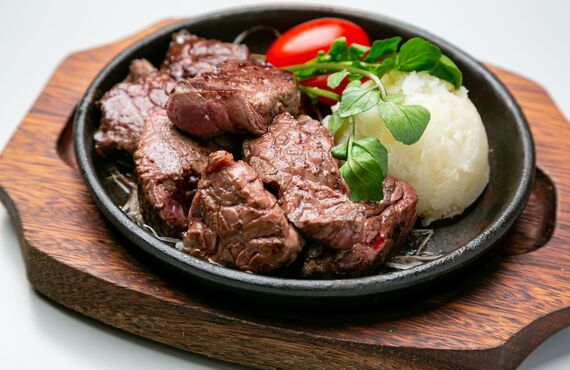 美味しいカルビの焼肉を鉄板でお作りいたします | いわきで鮮度抜群の旨い居酒屋・お狩場焼 和ッ！